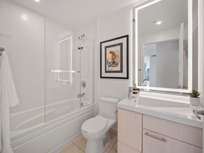 Signature Studio Suite, City View | Bathroom - The Duncan Suites (Toronto)