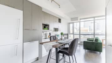 Habitación estándar, vista a la ciudad | Cocina privada