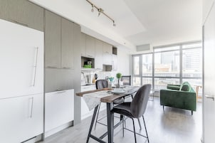 Standaard kamer, uitzicht op stad | Privékeuken | Een koelkast, een magnetron, een oven, een kookplaat