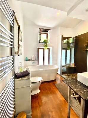 Shower, hair dryer, towels, soap - Luxueuse maison de campagne isolée, nichée dans la forêt au milieu des oiseaux. (Lesparrou)