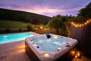 Outdoor spa tub - Luxueuse maison de campagne isolée, nichée dans la forêt au milieu des oiseaux. (Lesparrou)