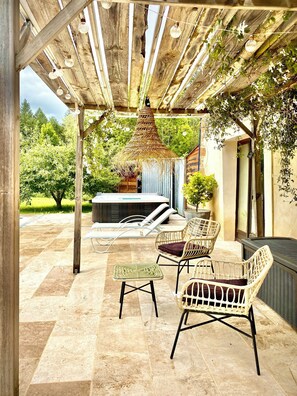 Terrace/patio - Luxueuse maison de campagne isolée, nichée dans la forêt au milieu des oiseaux. (Lesparrou)
