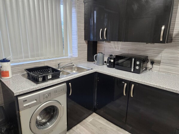 House, 3 Bedrooms | Laundry