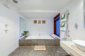 Luxury Villa, Balcony, Mountain View | Bathroom