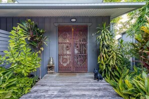 Luxury Villa, Balcony, Mountain View | Exterior detail - Taman Sari Luxury Private Pavilions (Mapleton)