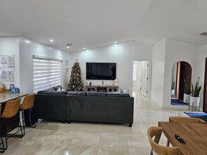 Living area - Golfside Tropical Retreat With Heated / Cooled Pool (Marathon)