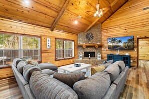 TV, computer monitors - NEW! The Salt Haus Cabin|Boat Parking|Pool|Volleyball|Fire Pit (Freeport)