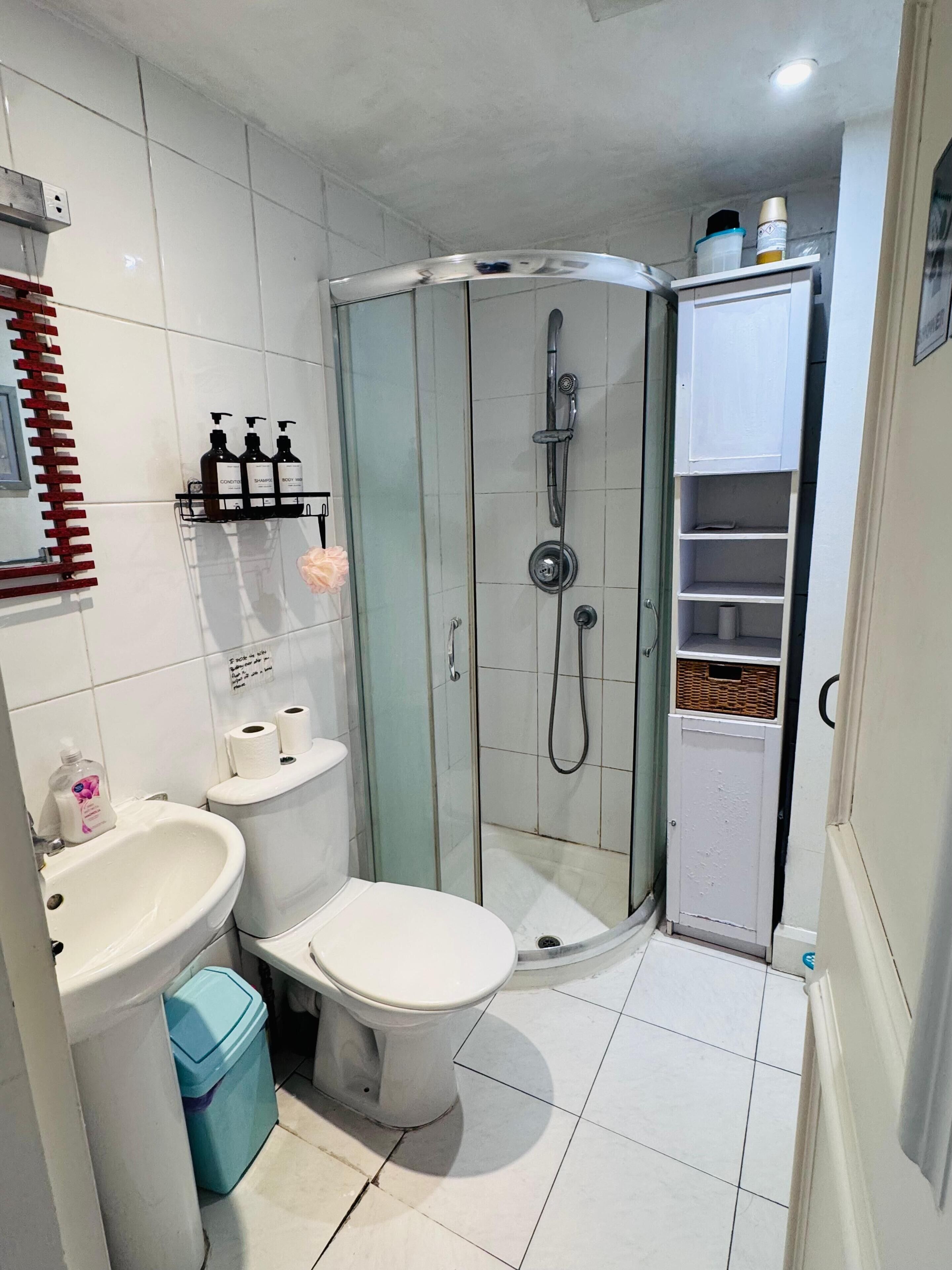 Douche, serviettes fournies, savon, papier toilette
