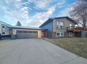 Exterior - Spacious 5-bedroom house in Sturgis. Centrally located in the heart of the hills (Sturgis)