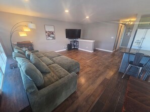 Smart TV - Spacious 5-bedroom house in Sturgis. Centrally located in the heart of the hills (Sturgis)