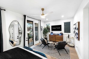 Room - Downtown Raleigh Rooftop Retreat - Skyline Views (Raleigh)