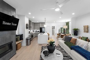 Living area - Downtown Raleigh Rooftop Retreat - Skyline Views (Raleigh)