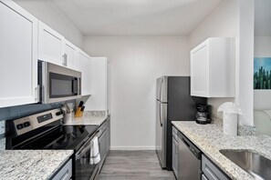 Full-size fridge, microwave, oven, stovetop - Modern Stay 6mins to ASU (Tempe)