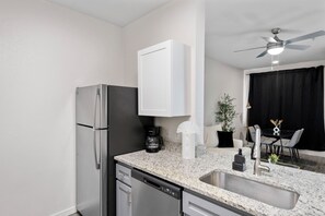 Luxury Studio, 1 Double Bed, Pets Allowed | Private kitchen | Full-size fridge, microwave, oven, stovetop - Modern Stay 6mins to ASU (Tempe)
