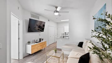 Luxury Apartment, 1 Queen Bed, Pets Allowed | Living room