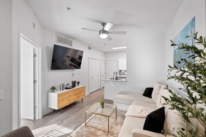 Living room - Modern Stay 6mins to ASU (Tempe)