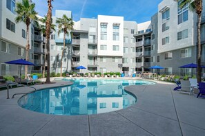 Outdoor pool, pool loungers - Modern Stay 6mins to ASU (Tempe)