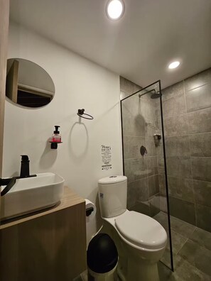 Shower - Aguacatala 6BR & Big Hot Tube (Medellín)