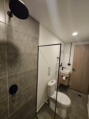 Shower - Aguacatala 6BR & Big Hot Tube (Medellín)
