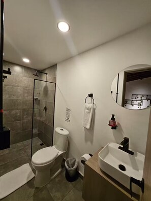 Shower - Aguacatala 6BR & Big Hot Tube (Medellín)
