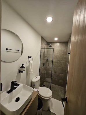 Shower - Aguacatala 6BR & Big Hot Tube (Medellín)