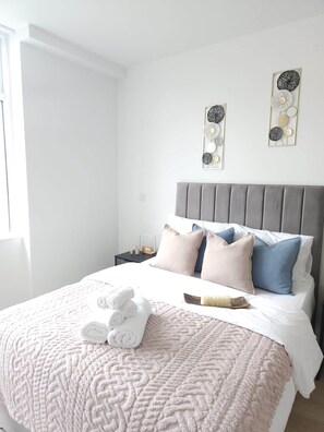 1 bedroom, iron/ironing board, WiFi, bed sheets - Modern 1BR | 20 minutes to Heathrow | Parking (Chalfont Saint Peter)