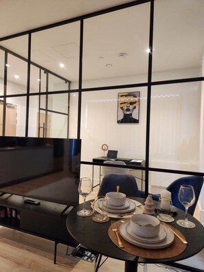 Dining - Modern 1BR | 20 minutes to Heathrow | Parking (Chalfont Saint Peter)