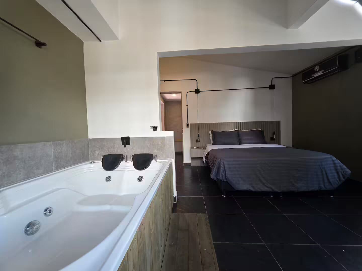5 bedrooms, iron/ironing board, WiFi, bed sheets