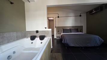 5 bedrooms, iron/ironing board, WiFi, bed sheets
