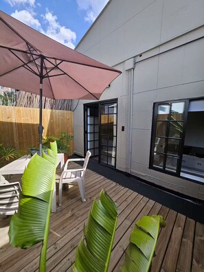 Outdoor dining - Party AGUA House Medellin 5BR w/5Hot tub (Medellín)