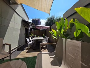 Outdoor dining - Party AGUA House Medellin 5BR w/5Hot tub (Medellín)