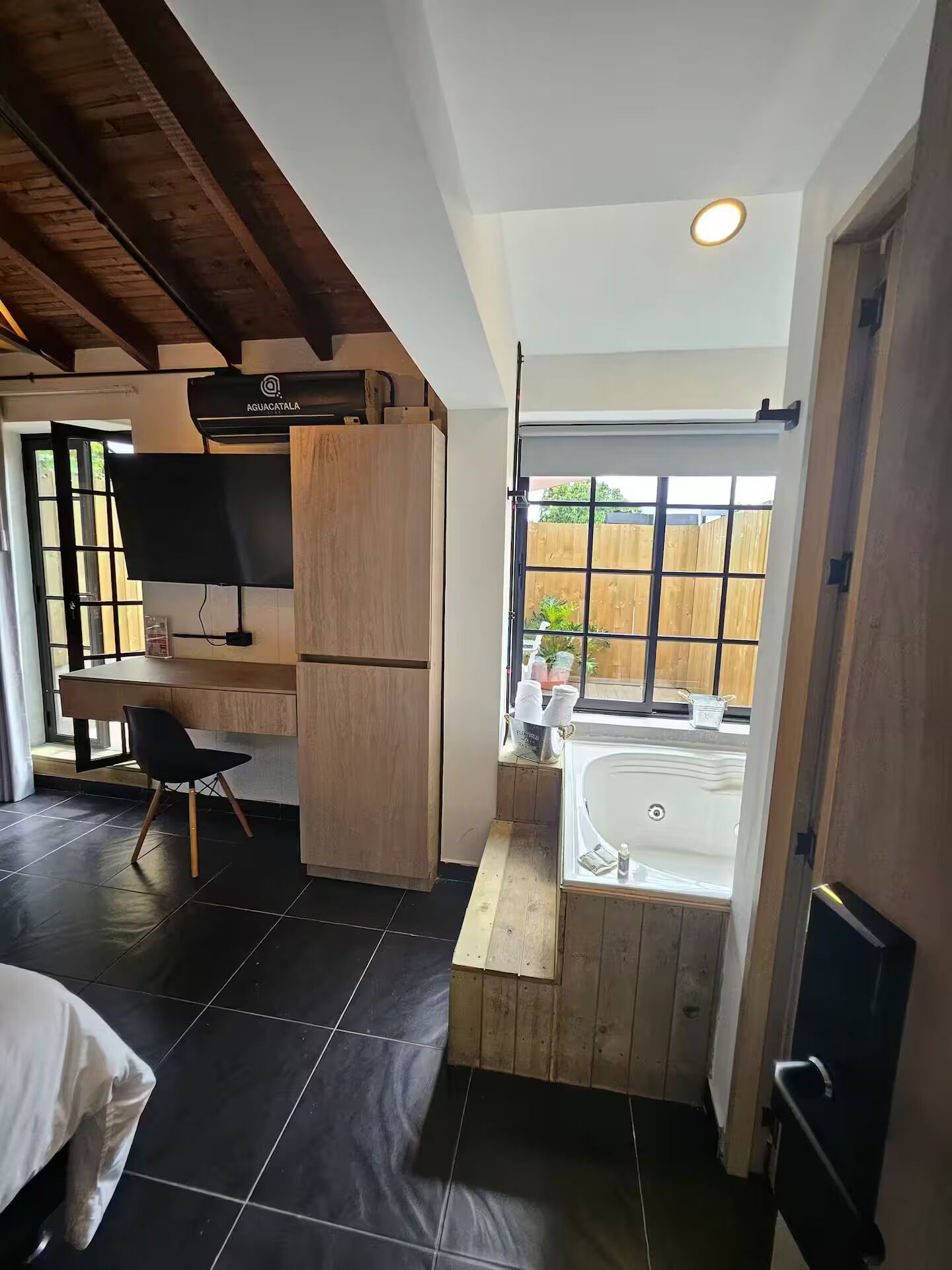 5 bedrooms, iron/ironing board, WiFi, bed sheets