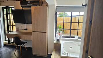 5 bedrooms, iron/ironing board, WiFi, bed sheets