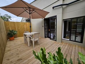 Outdoor dining - Party AGUA House Medellin 5BR w/5Hot tub (Medellín)