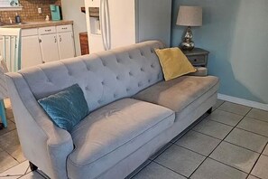 Smart TV - Private Poolside Guest House • King Bed • Full Kitchen • 8 Min to Navarre Beach (Navarre)