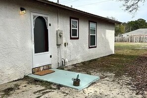 Property grounds - Private Poolside Guest House • King Bed • Full Kitchen • 8 Min to Navarre Beach (Navarre)