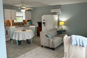 Smart TV - Private Poolside Guest House • King Bed • Full Kitchen • 8 Min to Navarre Beach (Navarre)