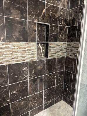 Shower, towels, toilet paper - Very close to Scott And White Hospital (Temple)