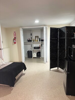 1 bedroom, in-room safe, desk, iron/ironing board - Private Suite: Hotel Perks, Snacks & Fast WiFi near Baltimore & Top Hospitals (Nottingham City)