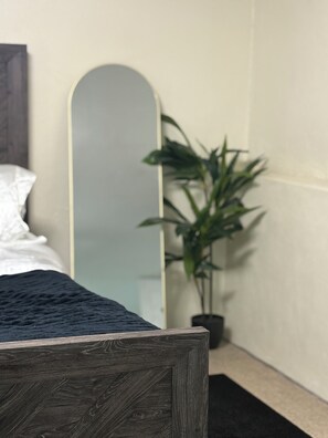 1 bedroom, in-room safe, desk, iron/ironing board - Private Suite: Hotel Perks, Snacks & Fast WiFi near Baltimore & Top Hospitals (Nottingham City)