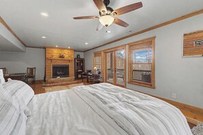 Room - Hot Tub, Pool Table! Luxury Log Cabin in Franklin (Franklin)