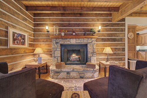 Hot Tub, Pool Table! Luxury Log Cabin in Franklin