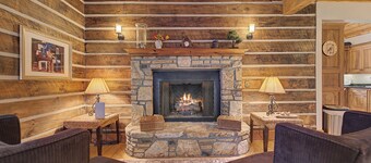 Hot Tub, Pool Table! Luxury Log Cabin in Franklin