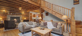 Hot Tub, Pool Table! Luxury Log Cabin in Franklin