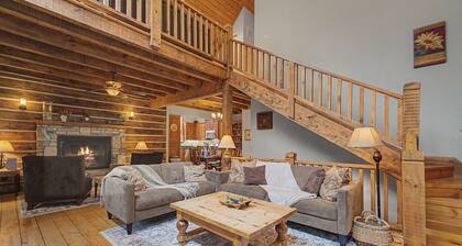 Hot Tub, Pool Table! Luxury Log Cabin in Franklin