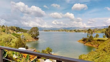 Habitación de lujo, balcón, vista al lago | Áreas de la propiedad