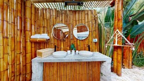 Quarto superluxo, sacada, vista para o lago | Banheiro