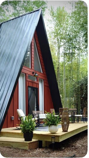 Outdoor dining - Private Bamboo Forest Retreat Near Greenville, SC (Greer)