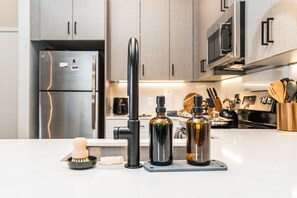 Private kitchen - Top Floor, Lounge, King Bed, BSU (Boise)