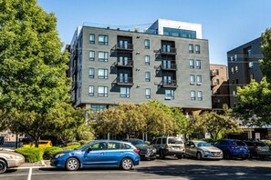 Exterior - Top Floor, Lounge, King Bed, BSU (Boise)